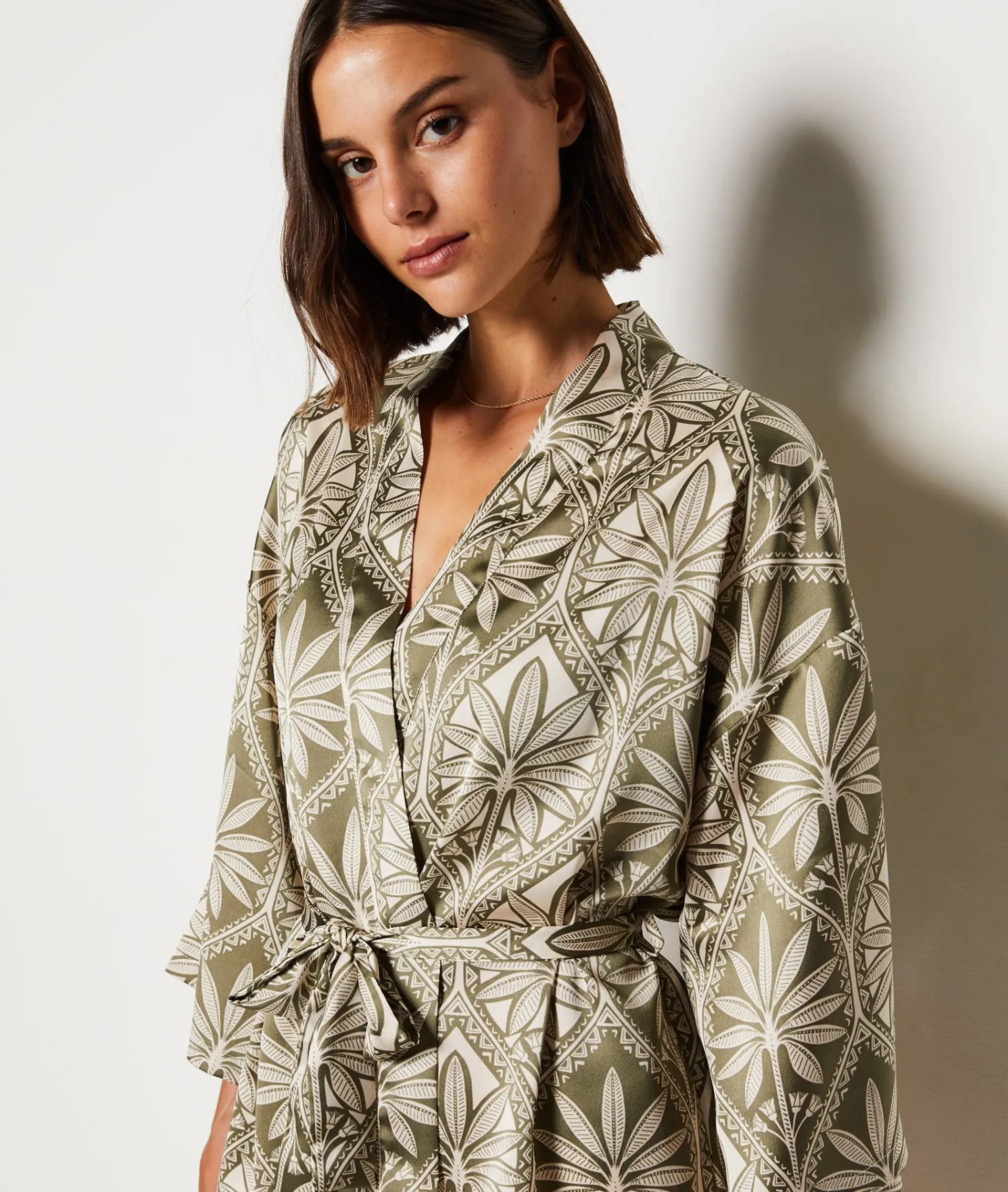 Etam Patterned Short Satin Robe GREENBACKGROUNDPRINT Best Sale